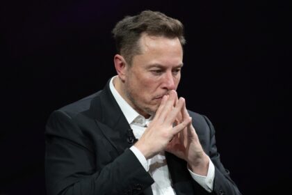 elon-musk-salute