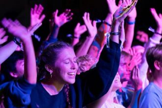 Students worship at Unite LA at Pepperdine University