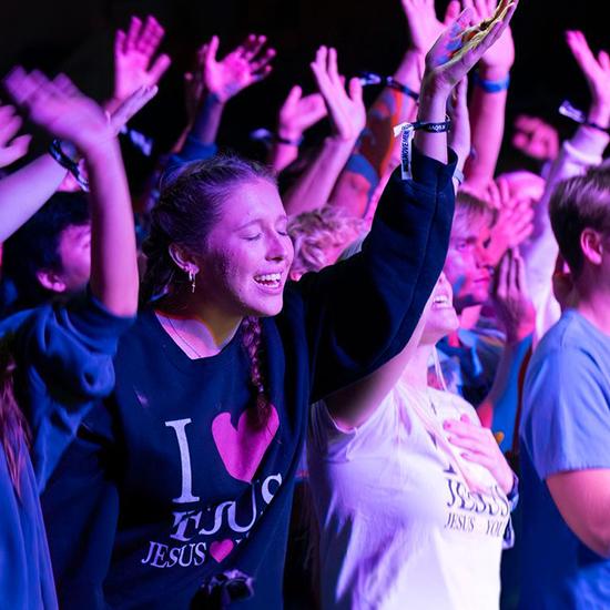 Students worship at Unite LA at Pepperdine University