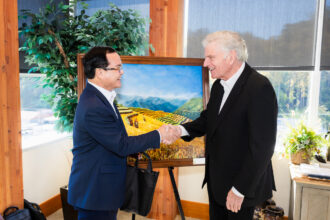 Franklin Graham welcomes Vietnamese Minister Nguyễn Đình Khang at Samaritan’s Purse in North Carolina.